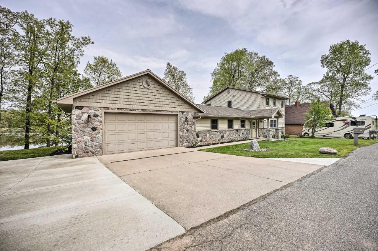 Pet-Friendly Grass Lake Retreat With Game Room! Exterior photo